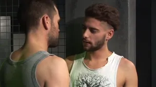 Futbolista británico musculoso Ross se desnuda y se masturba con su polla sin circuncidar hasta el orgasmo