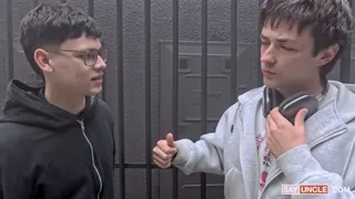 מעריץ מחכה לסלב, מפתה וקרימפייד על ידי זר במלון במקום