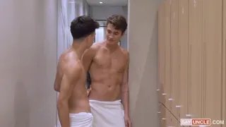Marco Alessandro baise Exequiel Ivo dans les vestiaires