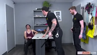 Trío Sin Condón de Twink Punk con Dos Policías Calientes
