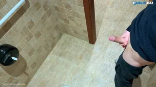 Kai Lennox sega il twink esposto Mateo nel bagno pubblico