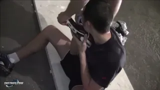 Adoração de Pés de Twink Tarado & Garganta Profunda no Estacionamento