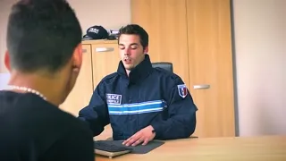 رافائيل ينيك شرطيًا أثناء إفادته