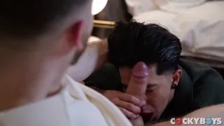 Angel Santana cabalga la gran polla de Damon Saint a pelo