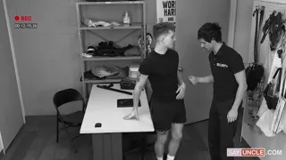 Garde Excité Baise le Cul Bombé du Voleur Twink Cru